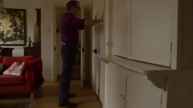 Ejercicio de brazo apoyado en una pared