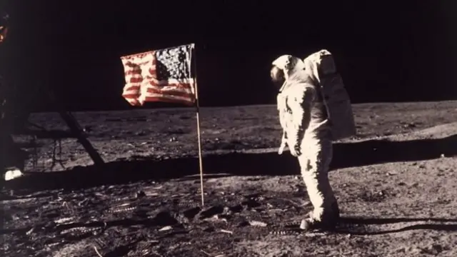 ศาสตราจารย์ฮอว์กิงชี้ว่า การกลับไปเหยียบดวงจันทร์จะทำให้มนุษยชาติหันมามีจุดมุ่งหมายด้านอวกาศร่วมกัน