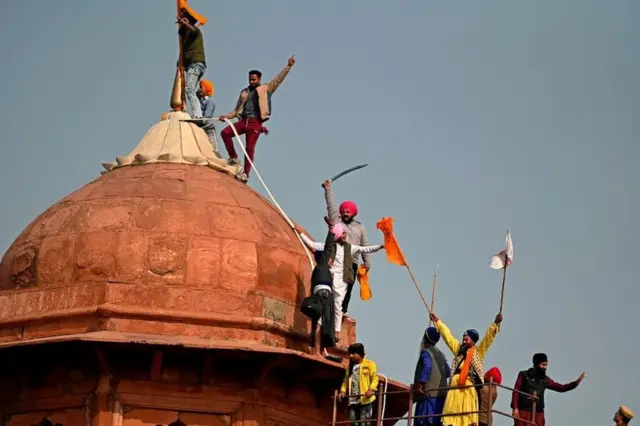 जब प्रदर्शनकारियों की भीड़ लाल किले पर चढ़ गई, तब अंदर क्या हो रहा था?