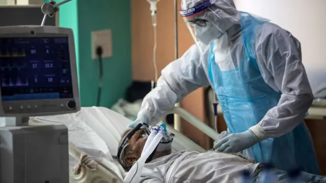 કોરોના દર્દીની સારવાર કરતા ડૉક્ટર