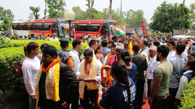 কাঁকরভিটা সীমান্তে বরণ করে নেয়া হচ্ছে পরীক্ষামূলক বাসের যাত্রীদের।