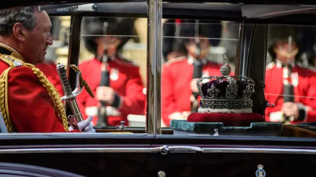 แต่มีการนำพระมหามงกุฎไปยังรัฐสภาด้วยรถยนต์อีกคัน