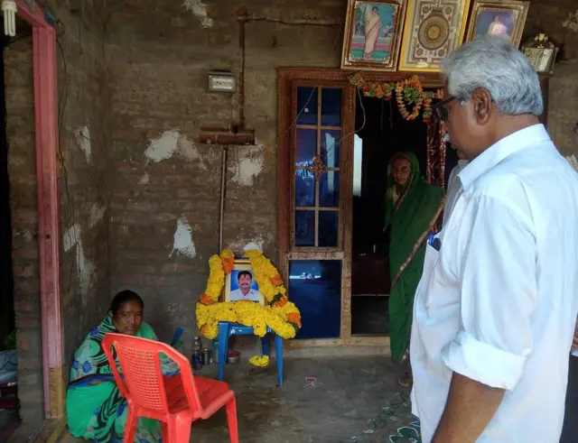 కోటయ్య ఇంటి వద్ద ఆయన కుటుంబ సభ్యులను పరామర్శిస్తున్న సీపీఎం నాయకుడు