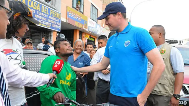 George Forsyth, alcalde de La Victoria, regalándole una bicicleta a Juan Zuleta Gómez.