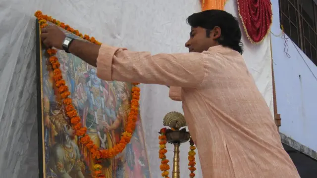 স্থানীয় মন্দিরে রামচন্দ্রের প্রতিকৃতিতে মাল্যদান করছে ভিএইচপির এক কর্মী।