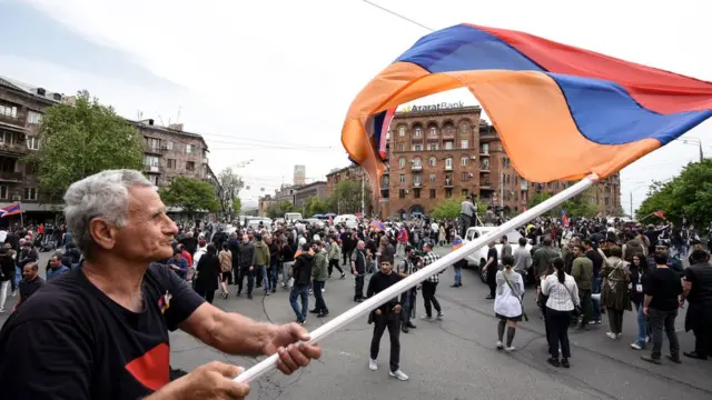 Əlində bayraq tutan etirazçı