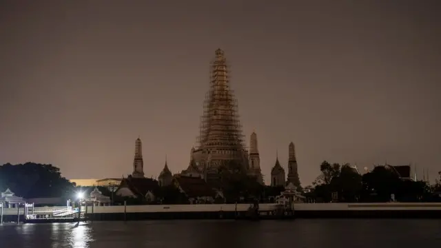 ภาพพระปรางค์วัดอรุณฯ ระหว่างการบูรณะ ในคืนวันดับไฟลดโลกร้อน Earth Hour เมื่อเดือนมีนาคมที่ผ่านมา