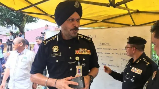 Taliyaha booliiska Amar Singh ayaa sheegay in ay u badan tahay in dadka dhintay ay ku neef qabatoobeen qiiqa