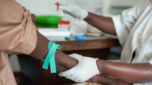 «Safe Sex Forever»: Жан-Поль Готье выпустил носки в поддержку борьбы со СПИДом