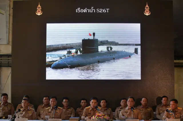 พล.ร.อ.ลือชัย รุดดิษฐ์ เสนาธิการ ทร. นำทีมแถลงยืนยันความโปร่งใสในการจัดซื้อเรือดำน้ำสัญชาติจีน เมื่อวันที่ 1 พ.ค. 2560 ก่อนเป็นผู้แทน ผบ.ทร.ไปลงนามในสัญญาว่าจ้างก่อสร้างเรือ