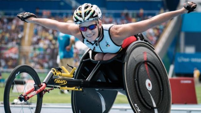2016年リオ･パラリンピック大会の陸上女子400メートル（車いすT52）で銀メダルを獲得したフェルフールト選手（2016年9月、リオデジャネイロ）