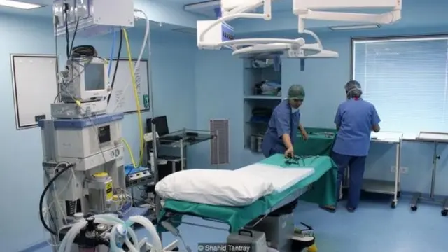 অপারেশনের আগে ডাক্তাদেরদের প্রস্তুতি চলছে।