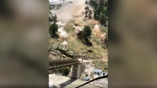 भिरालो डाँडाबाट ठूलाठूला चट्टान खसेका थिए