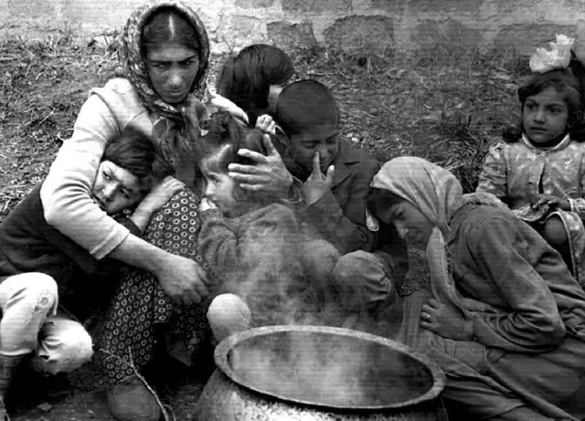 Izbeglica iz Keldadjara sa dvoje dece u Azerbejdžanu 1993. godine