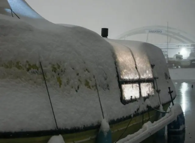 नाव पर जमी बर्फ