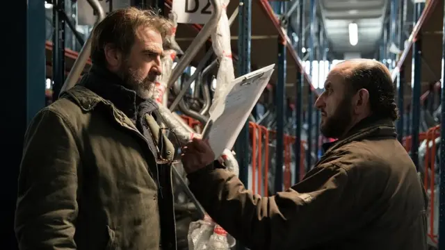 Dans Dérapages, Eric Cantona joue le rôle d'un chômeur enragé, père de deux enfants, qui veut se venger.