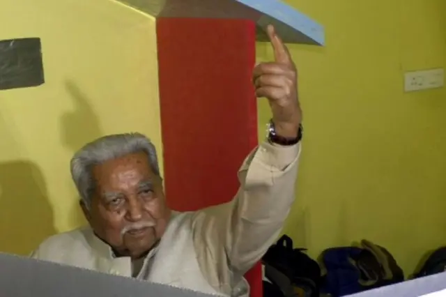 ભૂતપૂર્વ પણ ભાજપના પ્રથમ મુખ્યમંત્રી: કેશુબાપાના લાડકા નામથી ઓળખાતા ભૂતપૂર્વ મુખ્યમંત્રી કેશુભાઈ પટેલે રાજકોટમાં મતદાન કર્યું હતું