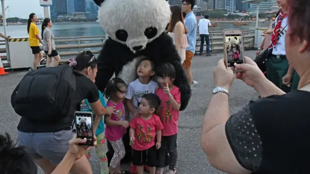Para ibu yang tidak menikah juga baru bisa membeli flat HDB setelah mereka berusia 35, karena mereka tak diakui sebagai "keluarga inti".