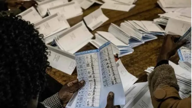 Shuguli ya kuhesabu kura inaendelea katika maeneo mbali mbali nchini Zimbabw