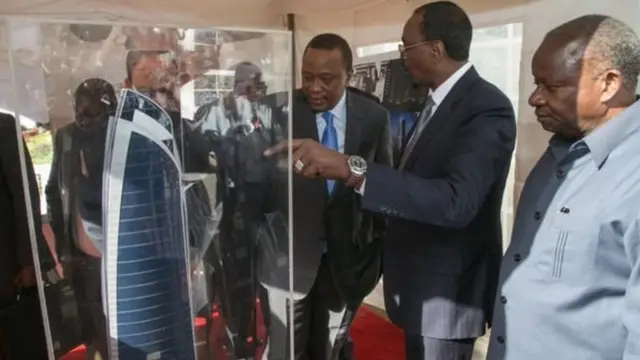 Rais Uhuru Kenyatta akionyeshwa picha za jumbe hilo refu The pinnacle center