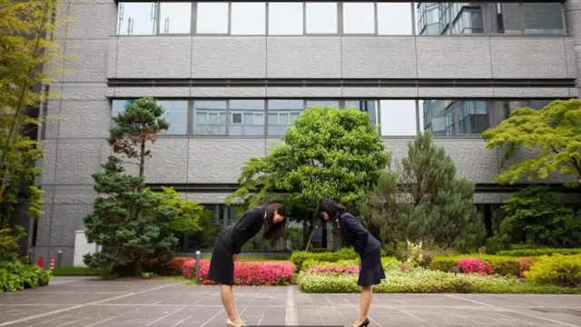 Dos mujeres saludándose