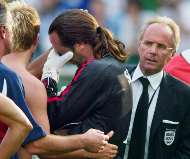 Eriksson observa a un desconsolado David Seaman tras la eliminación en el mundial de 2002.