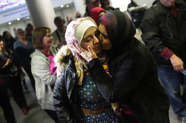 华盛顿州联邦地区法院一名法官下令暂缓执行该禁令。来自有关七个国家并持有有效签证的人士能够再次前往美国。