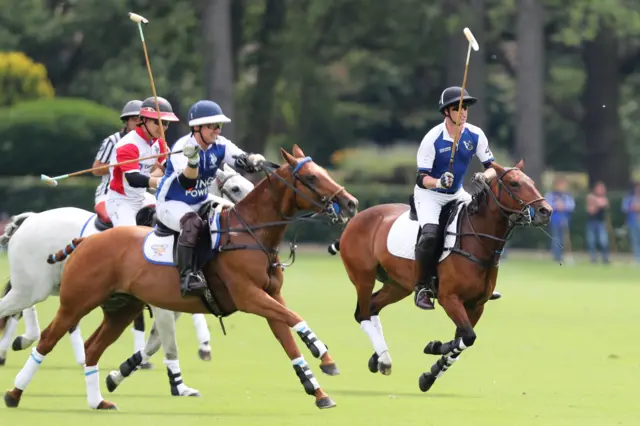 ทีมคิง เพาเวอร์ นำโดย เจ้าชายวิลเลียมและนายอัยยวัฒน์