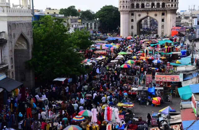 పాతబస్తీలో రద్దీ