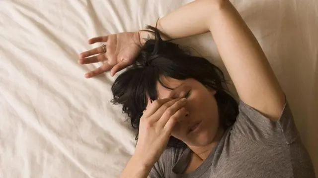 Дівчина в ліжку