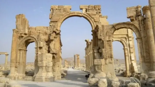 طاق نصرت پالمیرا که به دست داعش با خاک یکسان شد