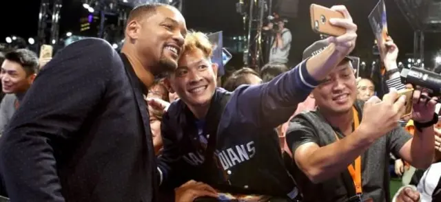 Will Smith ber-selfie dengan penggemarnya permulaan bulan ini.