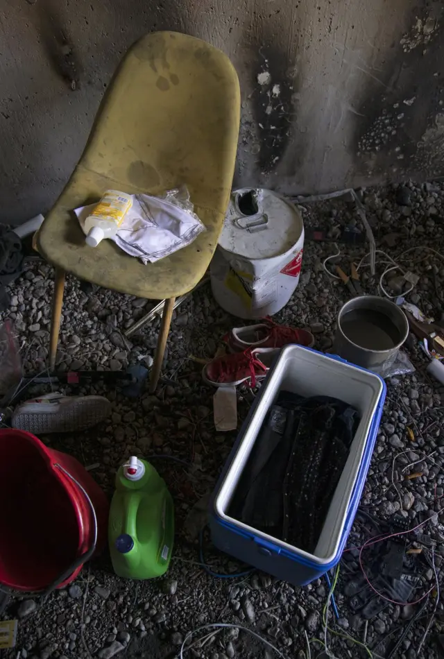 برخی از وسایل بورلی در تونل مقابل کازینو ریو - سطل، کفش، یک تابه، یک صندلی