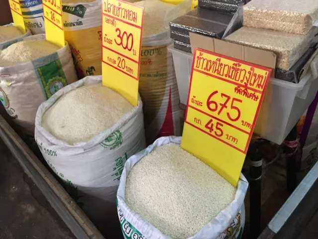 แม่ค้าที่ตลาดคลองเตยบอกว่า ราคาข้าวสารเหนียวเขี้ยวงูใหญ่ เพิ่มสูงขึ้นในช่วง 1-2 สัปดาห์ที่ผ่านมา จาก 630 บาทต่อถัง เป็น 675 บาทต่อถัง