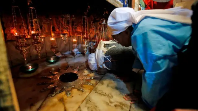 Серебряная звезда, помещенная в базилике Рождества в Вифлееме над местом, где, как считается, родился Иисус