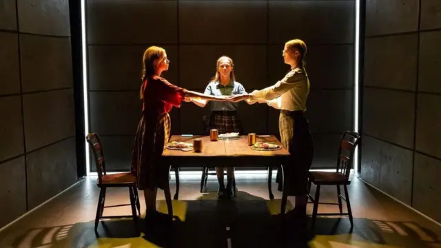 نمایش پیشمرگان هیتلر واقعیت زندگی پر‌خطر و هراس این دختران را نشان می‌دهد