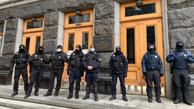 Вхід у сам офіс - під охороною