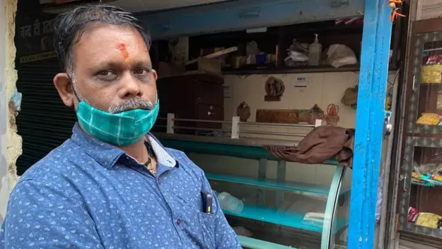 मनोज कुमार, दुकानदार