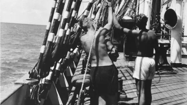 Kakek si penulis bekerja 18 jam sehari di kapal Pamir, tapi berhenti bekerja untuk melihat penguin dan gletser di dekat Patagonia.