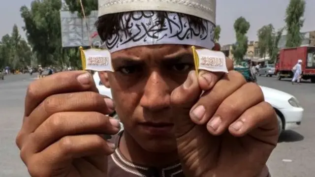 झंडा दिखाता हुआ एक लड़का