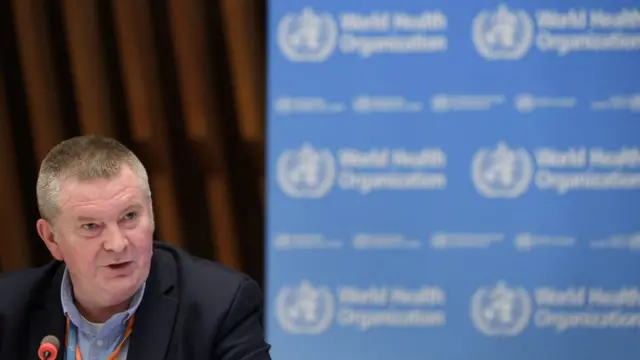 مایکل رایان از مدیران ارشد سازمان بهداشت جهانی در مصاحبه مطبوعاتی جمعه فقط یک جمله درباره اظهارات آقای خامنهای گفت و آن اینکه 'واکسن و کرونا را سیاسی نکنید'