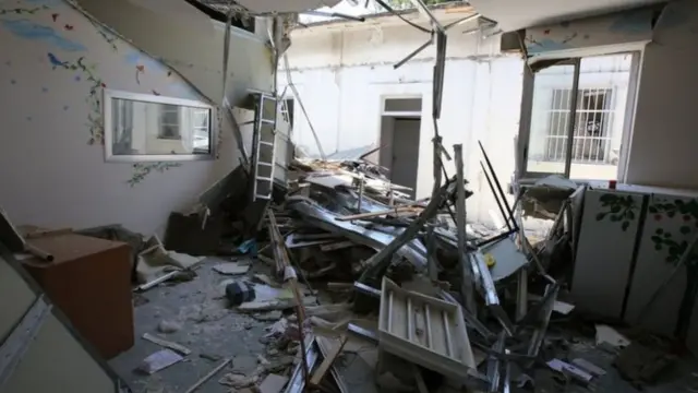 تعرضت ستة مستشفيات رئيسية و20 عيادة لأضرار هيكلية جزئية أو جسيمة بسبب الانفجار