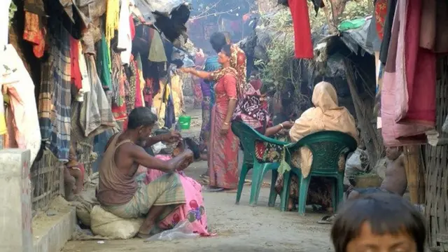 Kumannaan ka mid ah waxay u qexeen dalalka deriska la ah Myanmar.
