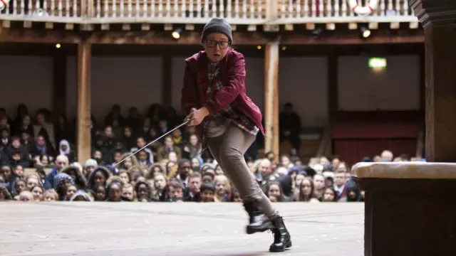 Molly Logan interpreta a Viola en "La duodécima noche", en el Shakespeare's Globe.