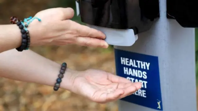 Los geles de base de alcohol también ayudan a luchar contra el coronavirus.