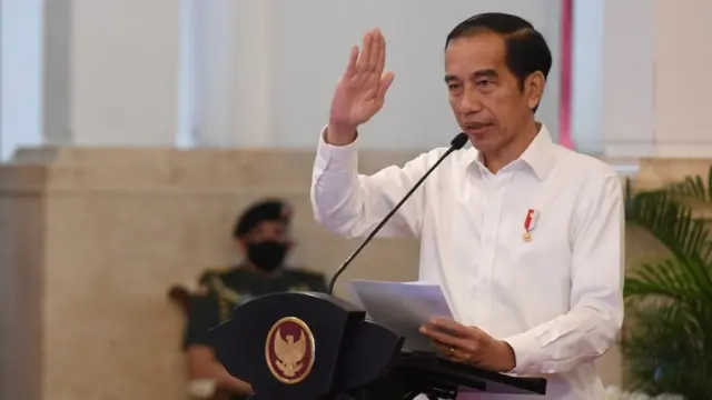 Presiden Joko Widodo memberikan sambutan saat acara penyaluran dana bergulir untuk koperasi di Istana Negara, Jakarta, Kamis (23/07).