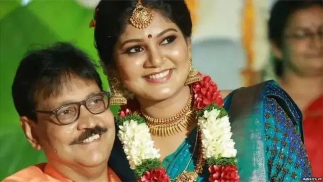 मनसिया व्हीपी वडील अलाविकुट्टी व्हीपी यांच्यासोबत