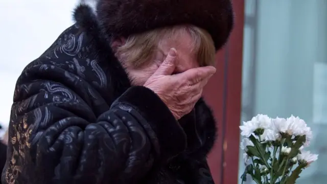 Женщина плачет