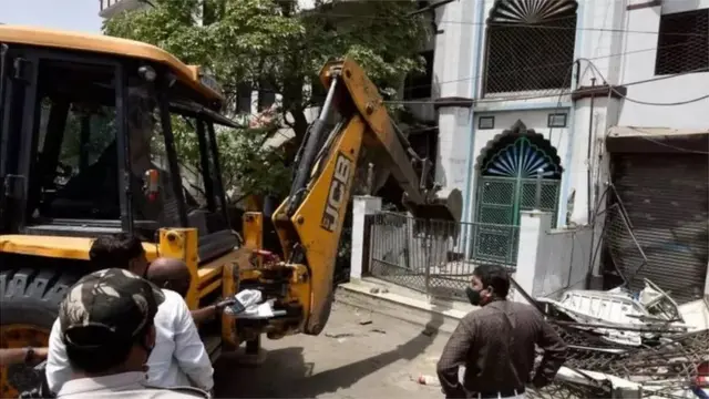 જહાંગીરપુરીમાં દરવાજો તોડી રહેલું બુલડોઝર