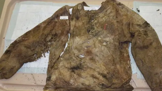Camisa deshilachada por el ataque de varios cuchillos. (Foto: Montgomery County Police)